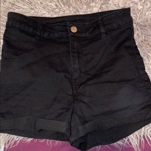 Cute black shorts . 💙